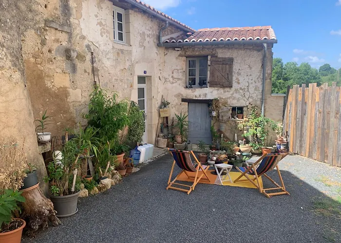 House With Authentic Charm 度假居 Montbron